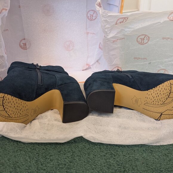 Unworn Bella Vita Navy Suede Ankle Boots US 8W - Picture 3 of 4